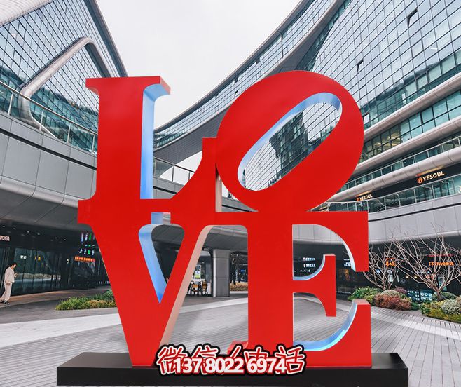 大型商場(chǎng)里擺放的紅色的玻璃鋼創(chuàng)意LOVE雕塑