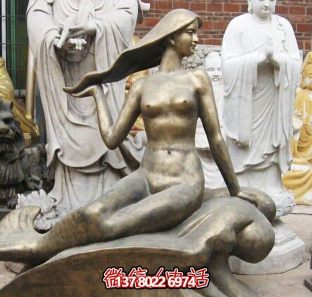 街道上擺放的手摸頭發(fā)的玻璃鋼噴漆美人魚雕塑 街道上擺放的手摸頭發(fā)的玻璃鋼噴漆美人魚雕塑