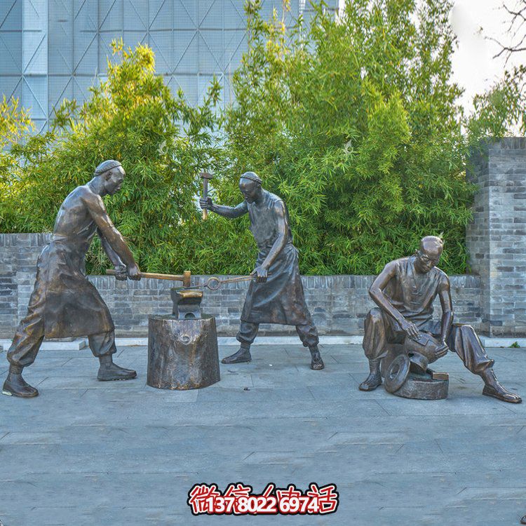 打鐵場(chǎng)景人物銅雕，鑄銅鑄造民俗生活人物情景雕塑