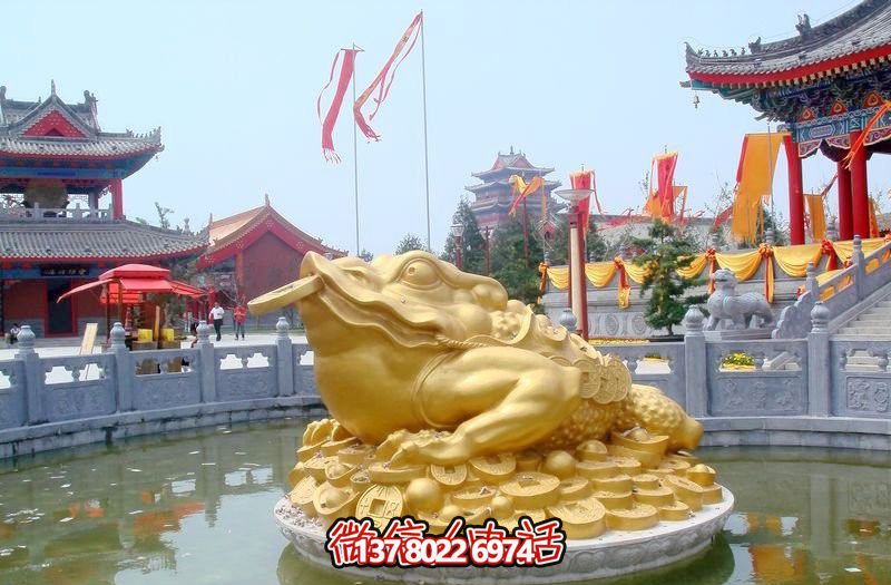 景區(qū)水池里擺放的金色的玻璃鋼噴漆金蟾雕塑 景區(qū)水池里擺放的金色的玻璃鋼噴漆金蟾雕塑