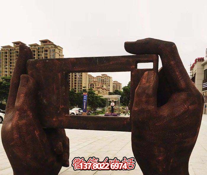 廣場(chǎng)學(xué)院手拿相機(jī)創(chuàng)意紅銅手型雕塑 廣場(chǎng)學(xué)院手拿相機(jī)創(chuàng)意紅銅手型雕塑