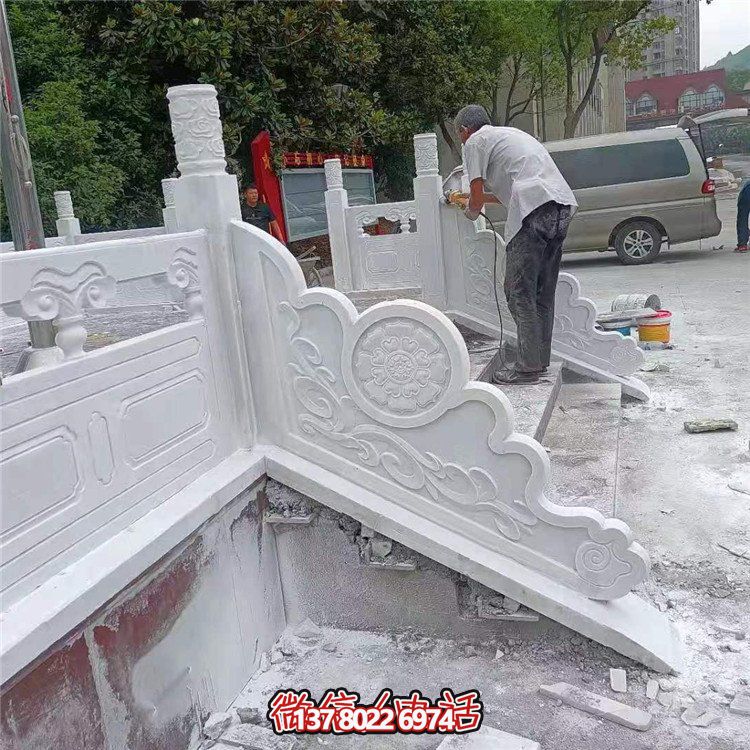 漢白玉旗臺欄板欄桿安裝，細節(jié)打磨處理