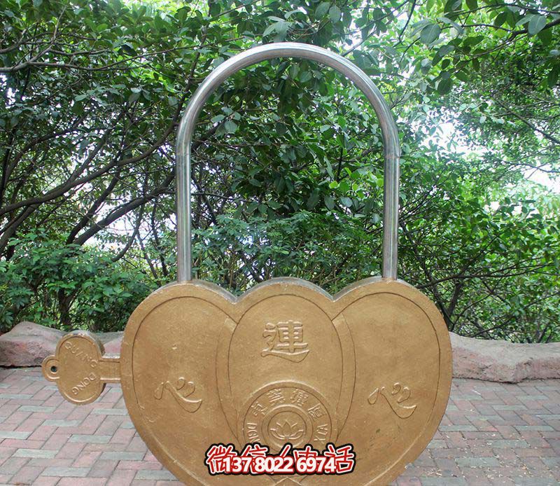 公園創(chuàng)意黃銅同心鎖雕塑 公園創(chuàng)意黃銅同心鎖雕塑
