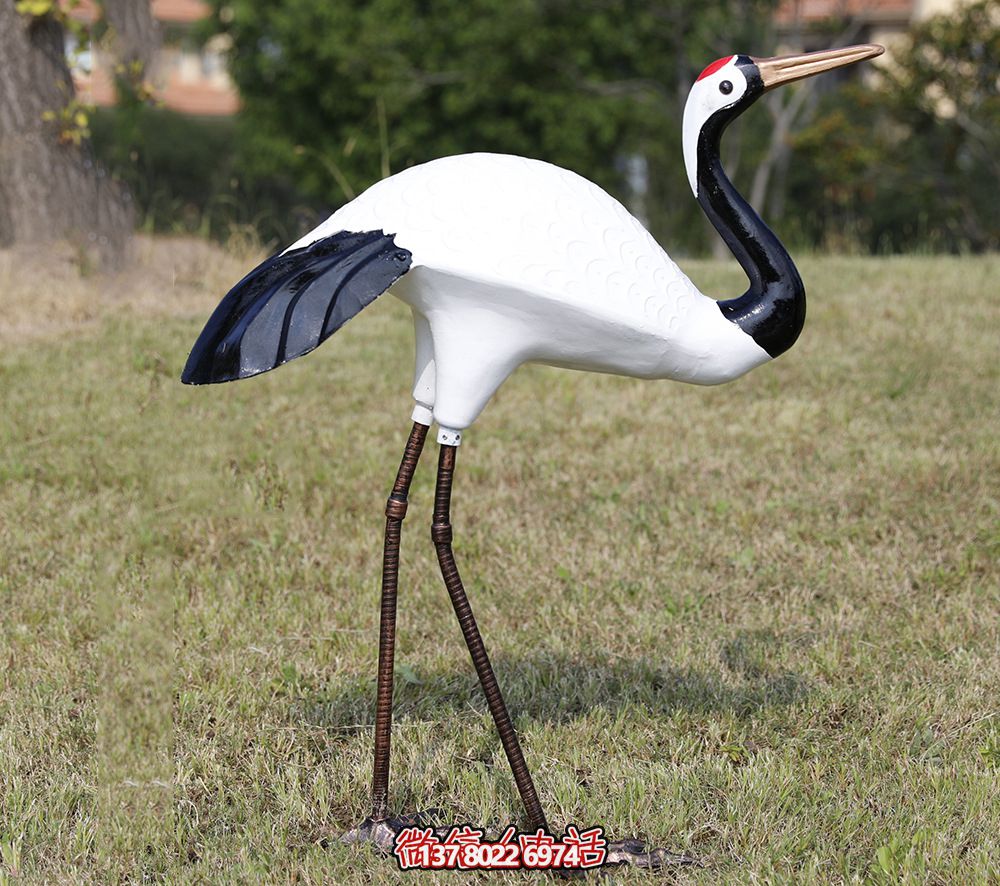 公園草坪一只玻璃鋼彩繪仙鶴雕塑 公園草坪一只玻璃鋼彩繪仙鶴雕塑